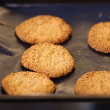 Hornear a (180° C ) o (350 ° F) durante 20 minutos o hasta que las galletas se vean doradas ligeramente. Sacar del horno y dejar enfriar.