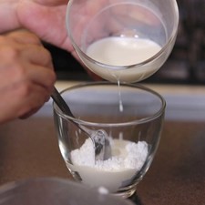 Para decorar colocar un poco de azúcar glass en un tazón y añadir poco a poco la leche, revolviendo con la pala miserable hasta obtener la consistencia deseada.