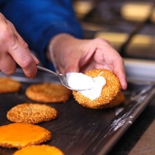 Colocar el glaseado en una manga pastelera. Cubrir la galleta con el glaseado anaranjado.