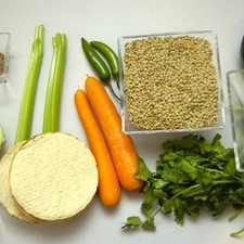 Ingredientes para receta sal al gusto 2 varas de apio 2 piezas de zanahoria 8 ramas de cilantro fresco 7 piezas de limón sal al gusto pimienta negra molida al gusto 1/2 pieza de cebolla blanca 2 piezas de chile serrano 3 tazas de lentejas Ingredientes para acompañar 1 pieza de aguacate tostadas de maíz al gusto Rs 1477093375