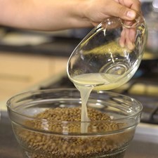 Añadir el jugo de limón y revolver bien con la pala para integrar todos los ingredientes. Dejar marinar durante 10 minutos en el refrigerador. Rs 1477093497