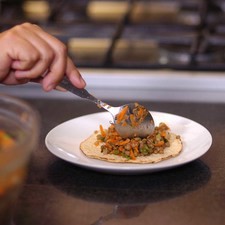 Para servir colocar un poco de ceviche sobre la tostada y decorar con trocitos de aguacate. Rs 1477093512