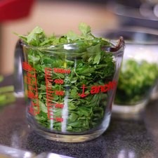Picar finamente la cebolla, apio, cilantro y chiles serranos. Rallar la zanahoria y reservar. Rs 1477093617