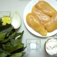 Ingredientes para receta 4 piezas de pechuga de pollo sin hueso sin piel 1 taza de crema agría 1/4 pieza de cebolla blanca 1 diente de ajo 2 cucharadas de aceite de oliva sal al gusto 3 manojos de espinaca