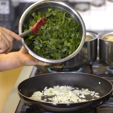 Añadir la espinaca picada y continuar cociendo unos minutos más o hasta que se suavicen.
