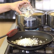 Para preparar la salsa, calentar una cucharada de aceite y sofreír la cebolla y ajo picado durante 2 minutos.