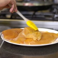 Para preparar las pechugas barnizar cada pieza de pechuga con un poco de aceite.
