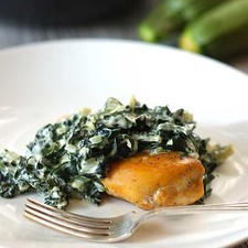 Servir cada pechuga bañada con la salsa de espinaca y acompañar con arroz blanco.