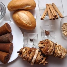 Ingredientes para receta 2 piezas de huichicori 4 piezas de piloncillo 4 cucharadas de miel de abeja 6 varas de canela entera 5 piezas de clavo de olor 2 piezas de anís estrella 100 gramos de piñones agua al gusto pan bolillo al gusto Rs 1477517511