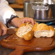 Cortar el pan en rodajas y tostar por ambos lados. Rs 1477517663