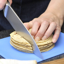 Cortar las tortillas en tiras.