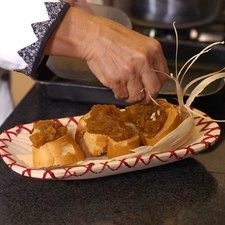 Para servir untar las rebanadas de pan con la mezcla de huichicori y decorar con piñones. Rs 1477517691
