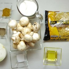Ingredientes para receta 2 tazas de champiñones 1/2 pieza de cebolla blanca aceite de oliva al gusto 1 cucharada de curry en polvo sal al gusto pimienta negra molida al gusto 1 taza de yogurt griego natural 200 gramos de pasta tallarín la moderna 1