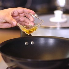 Para hacer a salsa colocar en un sartén abierto un poco de aceite de oliva hasta que éste caliente.