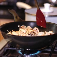 Agregar la cebolla picada y los champiñones y sofreír un par de minutos. Apagar el fuego y reservar.