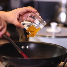 En el mismo sartén donde sofreímos la cebolla, agregar el yogur y el curry, cocer hasta que suelte el primer hervor.