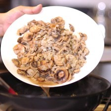 Agregar la cebolla y los champiñones previamente ya cocinados. Reducir dos minutos a fuego bajo, apagar y reservar.