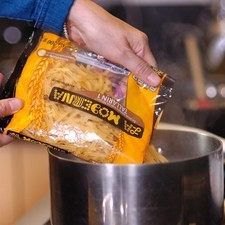 Para cocer la pasta, poner mucha agua a hervir, agregar sal y cuando recupere el hervor añadir la pasta. Dejar cocer de 7 a 11 minutos hasta que esté al dente, firme por dentro y suave por fuera.