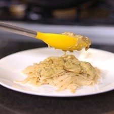 Servir la pasta en un plato y bañar con la salsa de yogurt