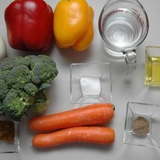 Ingredientes para receta 1 pieza de brócoli 1 pieza de cebolla blanca 1 pieza de pimiento morrón rojo 1 pieza de pimiento morrón amarillo 2 piezas de zanahoria 1 diente de ajo sal al gusto 2 cucharadas de aceite de oliva pimienta negra molida al gusto 1 taza de agua 1 cucharada de curry en polvo Rs 1477519354