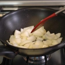 Calentar el aceite de oliva y cuando esté caliente sofreír la cebolla en trozos un par de minutos. Rs 1477519385