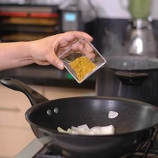 Añadir el ajo en rodajas y el curry. Revolver bien con la pala y continuar cociendo unos minutos más. Rs 1477519394