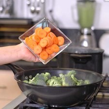 Añadir los floretes de brócoli, las rodajas de zanahoria. Sazonar con pimienta y sal. Rs 1477519445