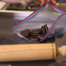 Poner las galletas en una bolsa de plástico resellable y aplastar las galletas con un palote,