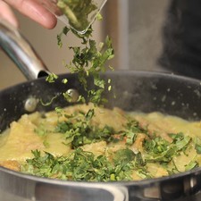 Añadir el resto de la cebolla picada y el cilantro picado.