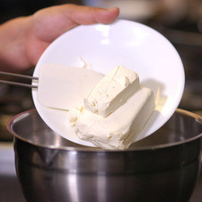 En un tazón batir el queso, el azúcar glas, la esencia de vainilla y la mantequilla de cacahuate hasta acremar.
