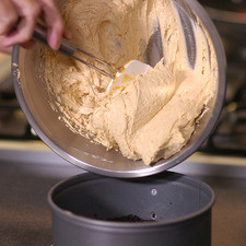 En otro tazón batir la crema hasta formar picos suaves. agregar a la mezcla de queso y vaciar al molde. Agregar los chocolates y refrigerar por lo menos 4 horas.