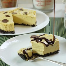 Sacar del refrigerador y desmoldar. Servir con salsa de chocolate.