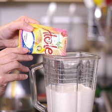 Colocar en el vaso de la licuadora la leche junto con el sobre de atole Tres Estrella sabor fresa.