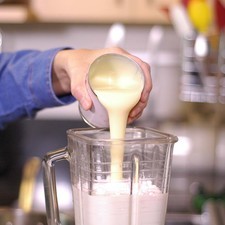 Agregar la leche condensada y la vainilla. Licuar hasta obtener una mezcla homogénea.