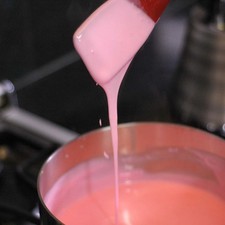 Agregar la mezcla de leches en una olla y dejar hervir durante 10 minutos o hasta que espese ligeramente, retira del fuego y deja enfriar.