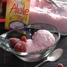 Sacar bolitas de helado del tamaño deseado y servir en copas. Decorar al gusto.