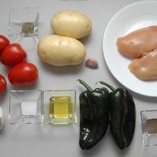 Ingredientes para receta 2 piezas de papa blanca 2 piezas de chile poblano 5 piezas de jitomate guaje 1/4 pieza de cebolla blanca 1 diente de ajo 1/2 cucharita de orégano seco sal al gusto 2 cucharadas de aceite de oliva pimienta negra molida al gusto 1 pieza de pechuga de pollo sin hueso sin piel