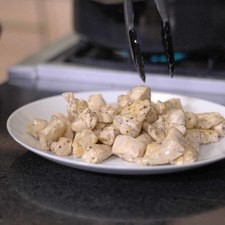 Retirar los cubos de pollo de la olla.