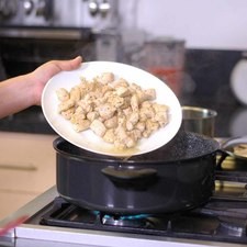 Añadir los cubos de pollo reservados.Rectificar sazón y apagar el fuego.