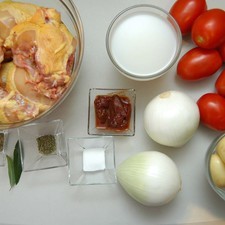Ingredientes para receta 1 pieza de pollo entero 2 piezas de cebolla blanca 2 piezas de chile chipotle adobado 2 hojas de laurel 1/2 cucharita de tomillo seco 10 piezas de papa cambray 1/2 litro de pulque sal al gusto 8 piezas de jitomate guaje 1/2 cucharita de mejorana Rs 1479162196