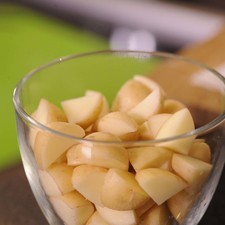 Cortar papas cambray en dos partes Picar los chiles chipotles y reservar. Rs 1479162412