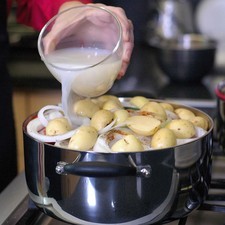 Añadir el pulque en la olla. Rs 1479162653