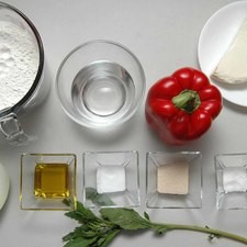 Ingredientes para pan 11 gramos de levadura seca instantánea 1 cucharita de azúcar blanca 2 cucharitas de sal 1 pieza de papa blanca 3 1/3 tazas de harina de trigo 3/4 taza de agua tibia 2 cucharadas de aceite de oliva extra virgen Ingredientes para relleno 1 pieza de pimiento morrón rojo 200 gramos de queso panela 1/4 pieza de cebolla blanca 1 rama de epazote Rs 1479233922