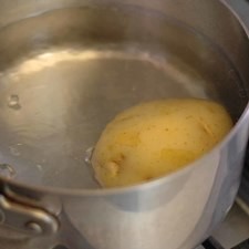Poner a cocer la papa con agua y un poquito de sal en una olla honda durante 15 minutos o hasta que esté cocida. Rs 1479234227