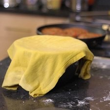 Formar una bola y colocarla en un tazón engrasado previamente con aceite. Cubrir con trapo de cocina limpio y húmedo. Dejar reposar durante una hora en un lugar tibio hasta que esponje o doble su tamaño. Rs 1479237033