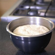 Sacar la masa y volver a amasar sobre la superficie plana y enharinada durante 3 minutos más. Rs 1479237053