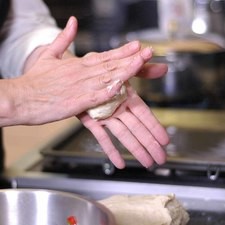 Dividir la masa en bolas pequeñas y hacer un hueco. Rs 1479237080