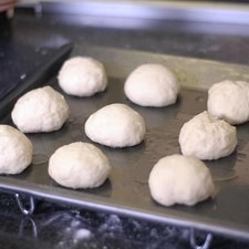 Colocar en una charola para horno engrasada con aceite previamente. Dejar reposar durante 50 minutos para que esponjen las bolitas. Rs 1479237131