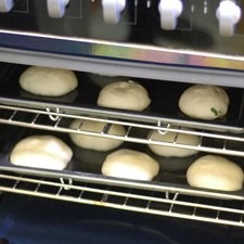 Precalentar el horno a 350°F (175°C) y hornear durante 30 minutos o hasta que el pan esté cocido. Rs 1479237177