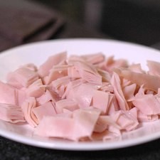 Picar el jamón en cuadros pequeños. Rs 1479238520